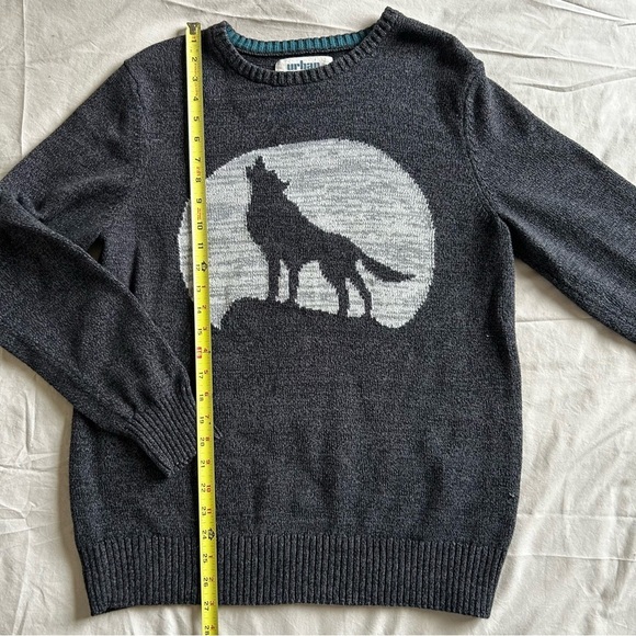 Urban Pipeline Gray Crewneck Sweater with Wolf Design - Picture 4 of 6